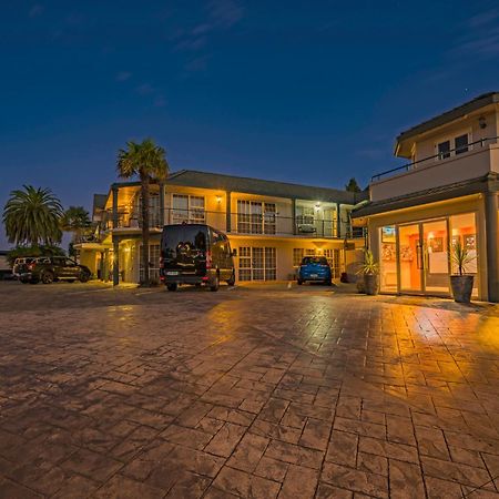 Silver Fern Rotorua Suites & Spa מראה חיצוני תמונה The hotel at night
