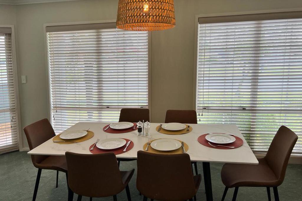 Silver Fern Rotorua Suites & Spa מראה חיצוני תמונה A dining room table set for a meal