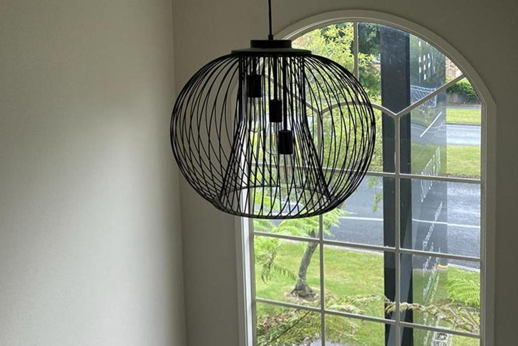 Silver Fern Rotorua Suites & Spa מראה חיצוני תמונה A pendant light