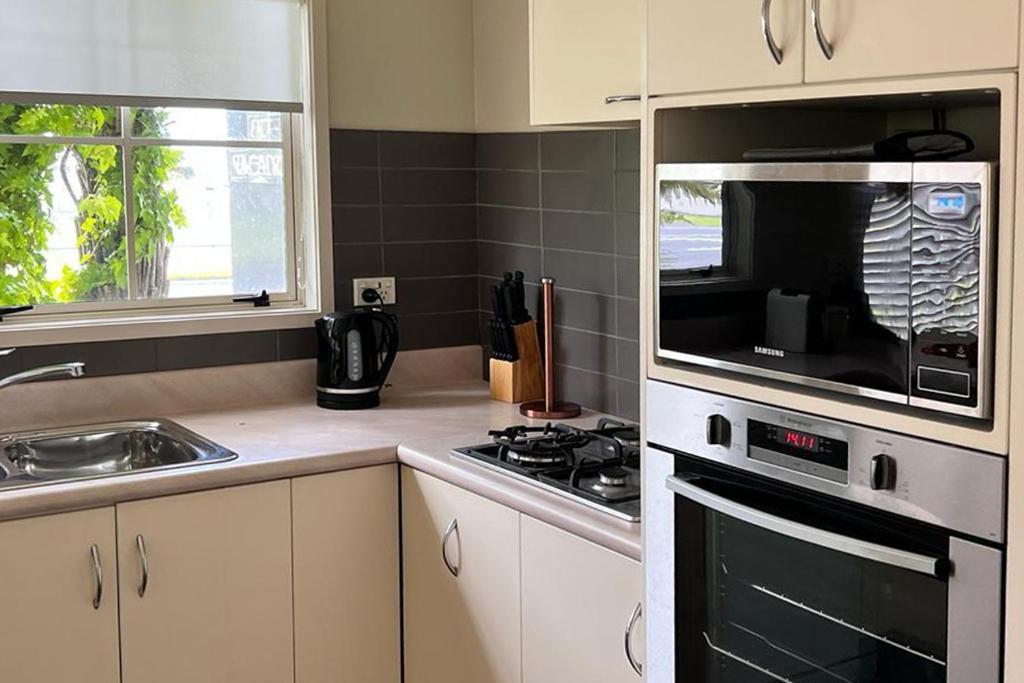 Silver Fern Rotorua Suites & Spa מראה חיצוני תמונה A modern Australian kitchen