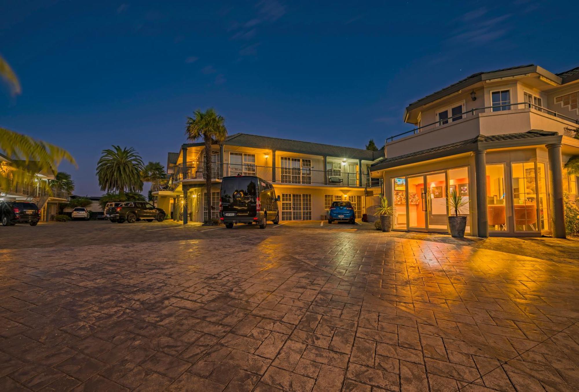 Silver Fern Rotorua Suites & Spa מראה חיצוני תמונה The hotel at night