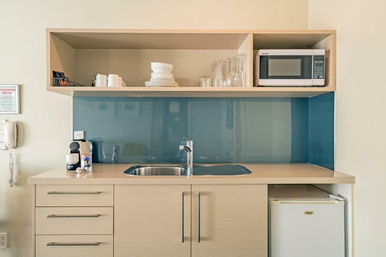 Silver Fern Rotorua Suites & Spa מראה חיצוני תמונה A kitchenette in a hotel room