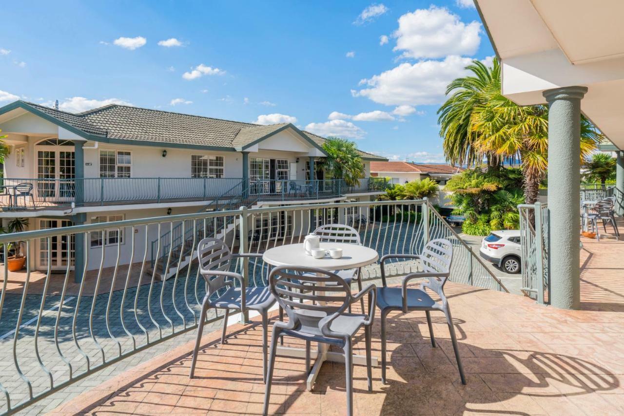 Silver Fern Rotorua Suites & Spa מראה חיצוני תמונה A balcony at a motel in Australia