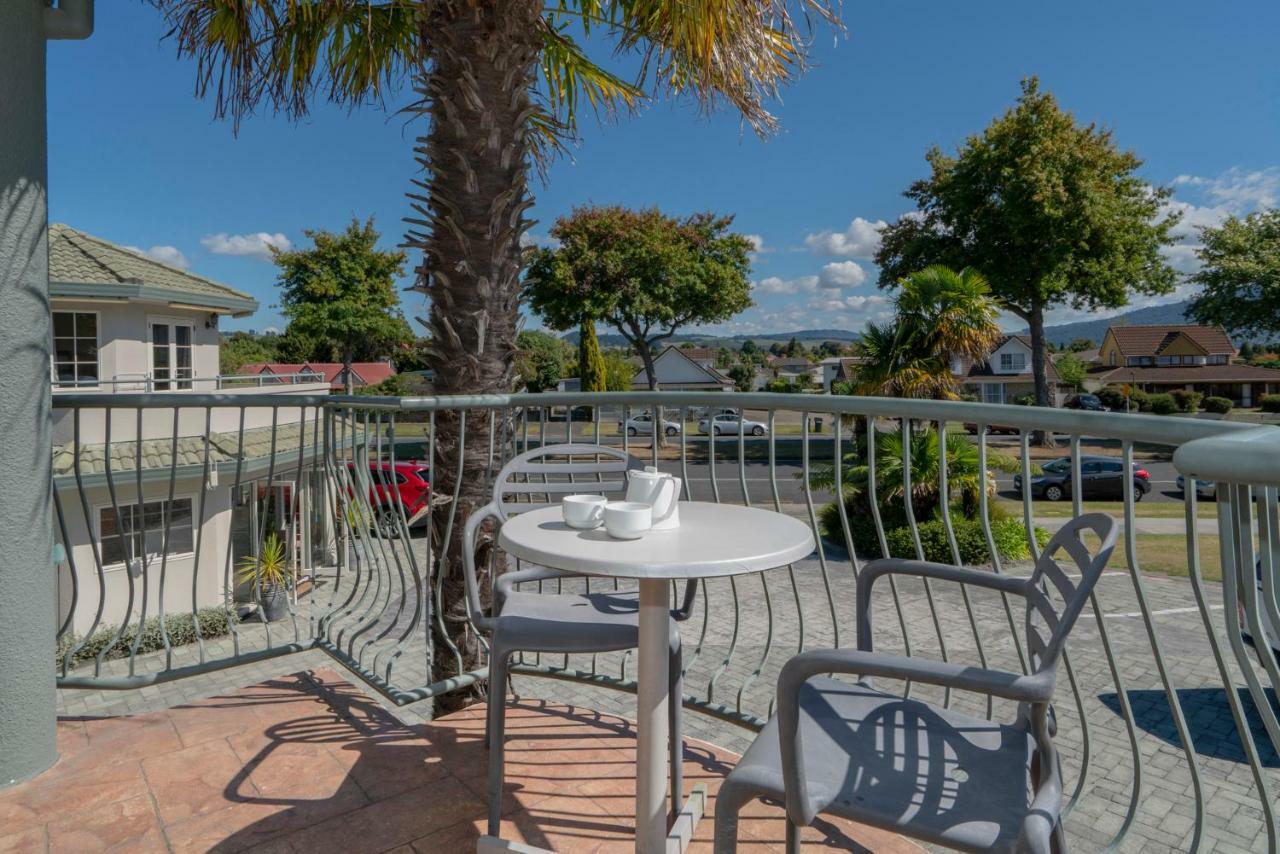 Silver Fern Rotorua Suites & Spa מראה חיצוני תמונה A balcony in Queenstown, New Zealand