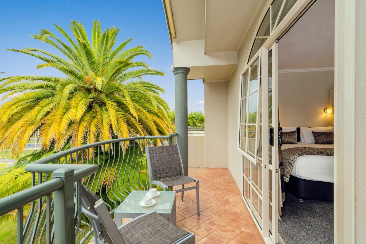 Silver Fern Rotorua Suites & Spa מראה חיצוני תמונה A balcony at the hotel