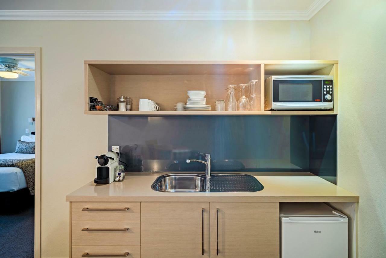 Silver Fern Rotorua Suites & Spa מראה חיצוני תמונה A kitchenette in a hotel room