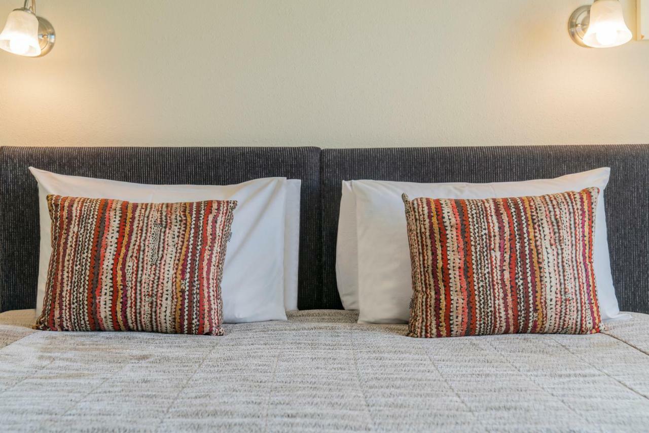 Silver Fern Rotorua Suites & Spa מראה חיצוני תמונה Two cushions on a bed